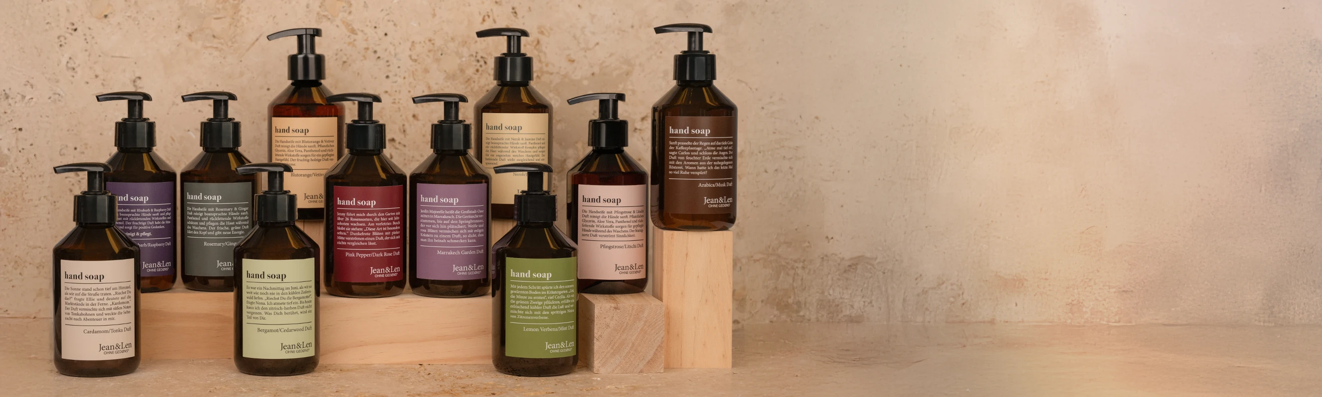 Handseifen im Apotheker-Design aus der Alchemiste Kollektion vor Stein- und Holzhintergrund.