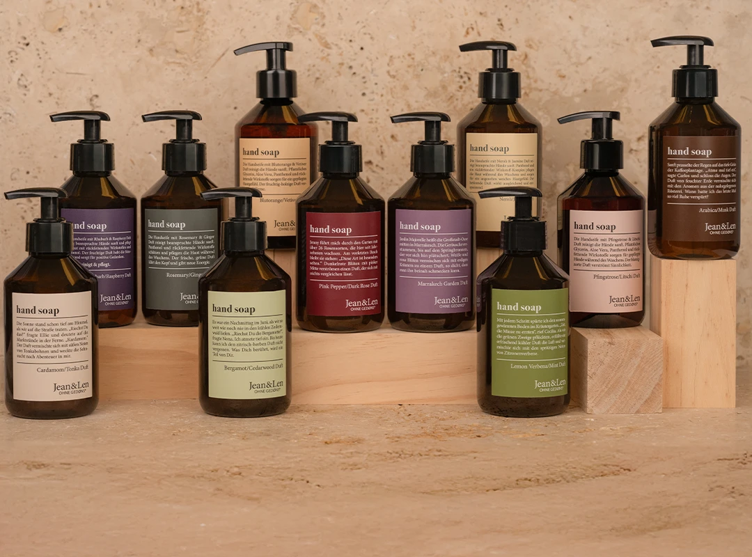 Handseifen im Apotheker-Design aus der Alchemiste Kollektion vor Stein- und Holzhintergrund.